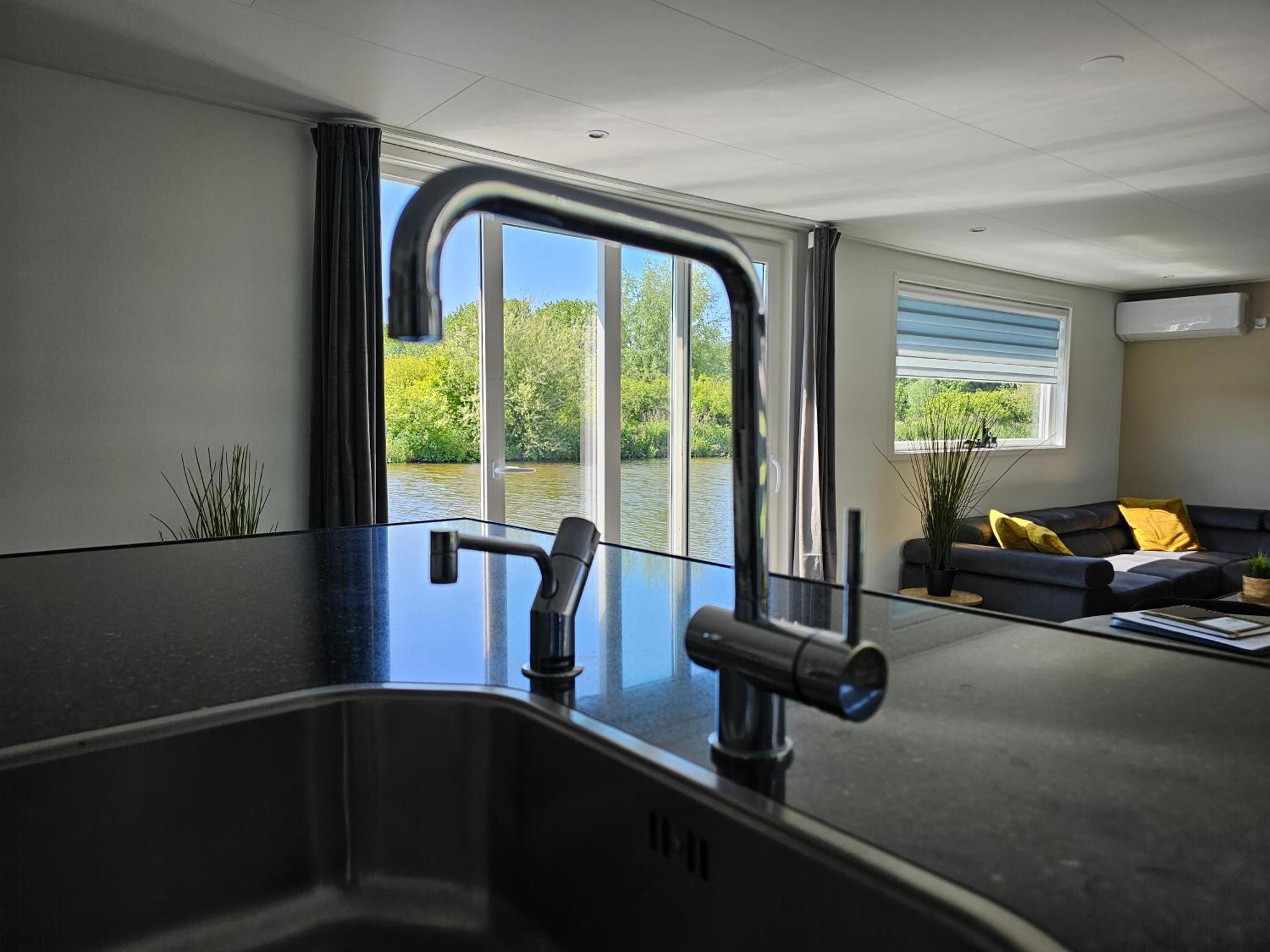 Luxe Woonboot In De Natuur Evt Met Console Bootje! Leeuwarden Esterno foto